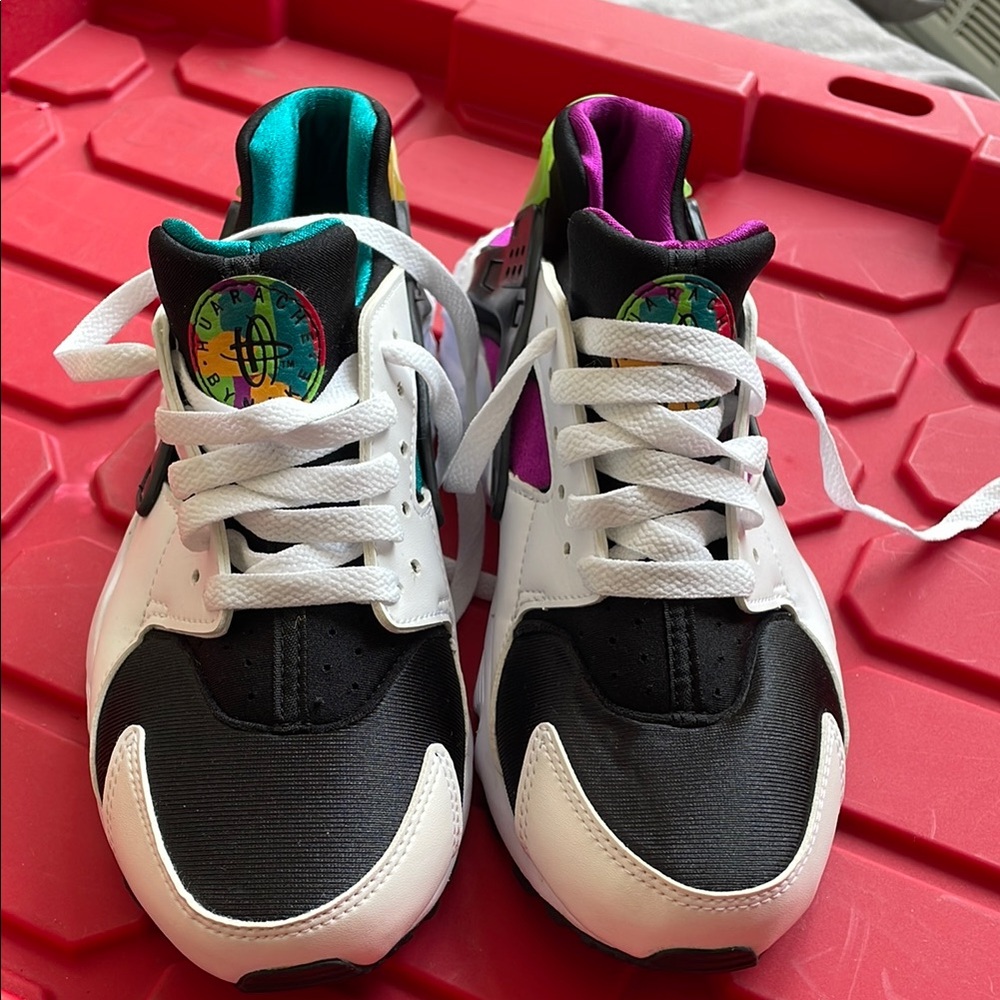 Nike Huarache Run
Peace, Love, & Swoosh (GS) BI